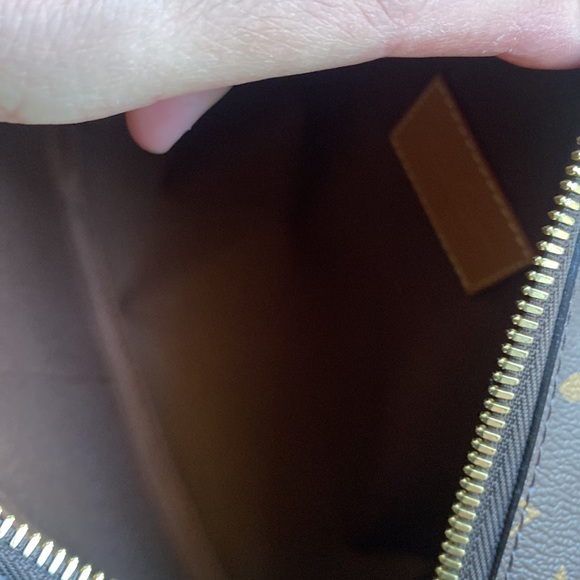 Louis Vuitton - Picture 10 of 11